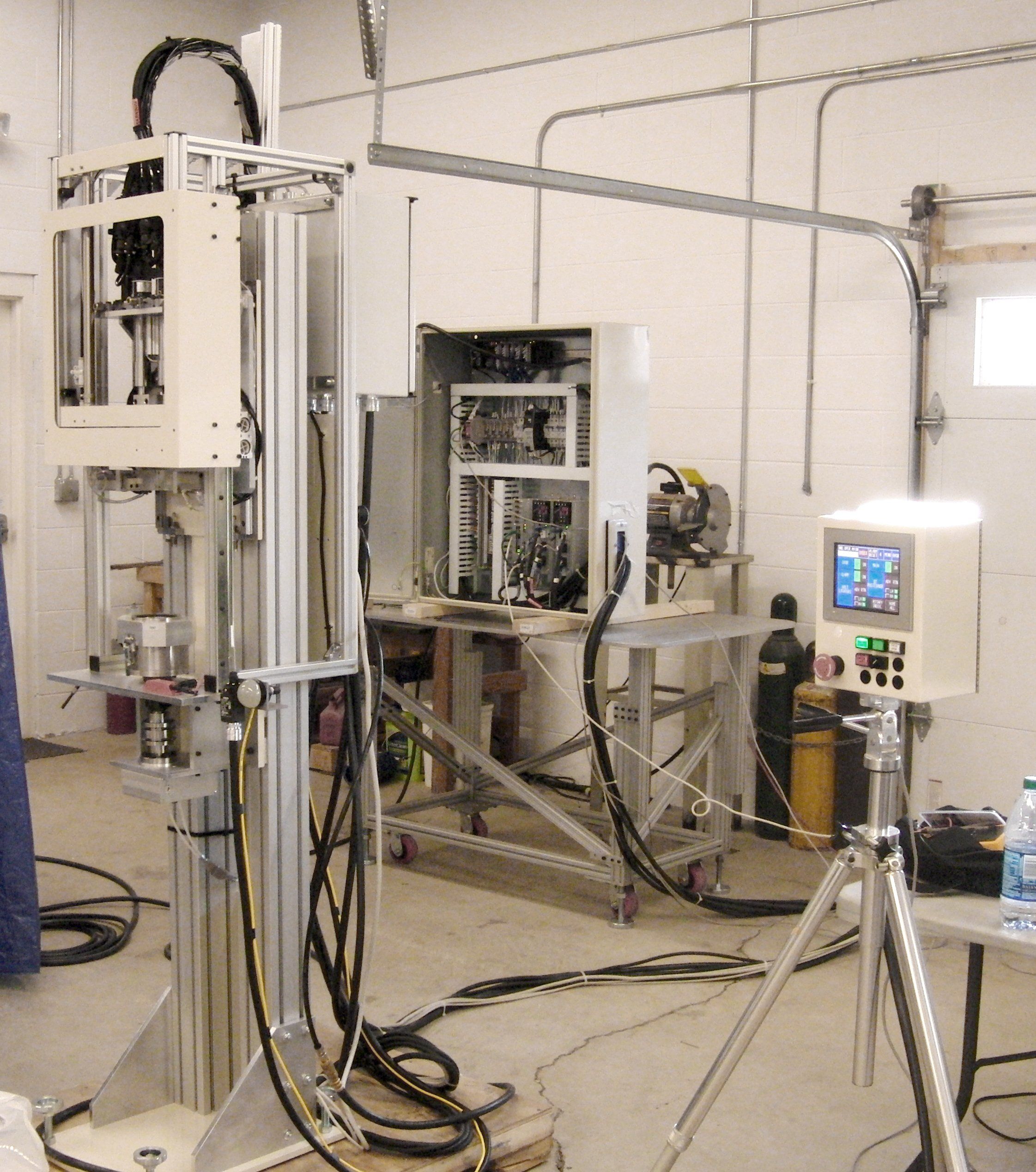 Manual-Load Tightening Machine: hero photo