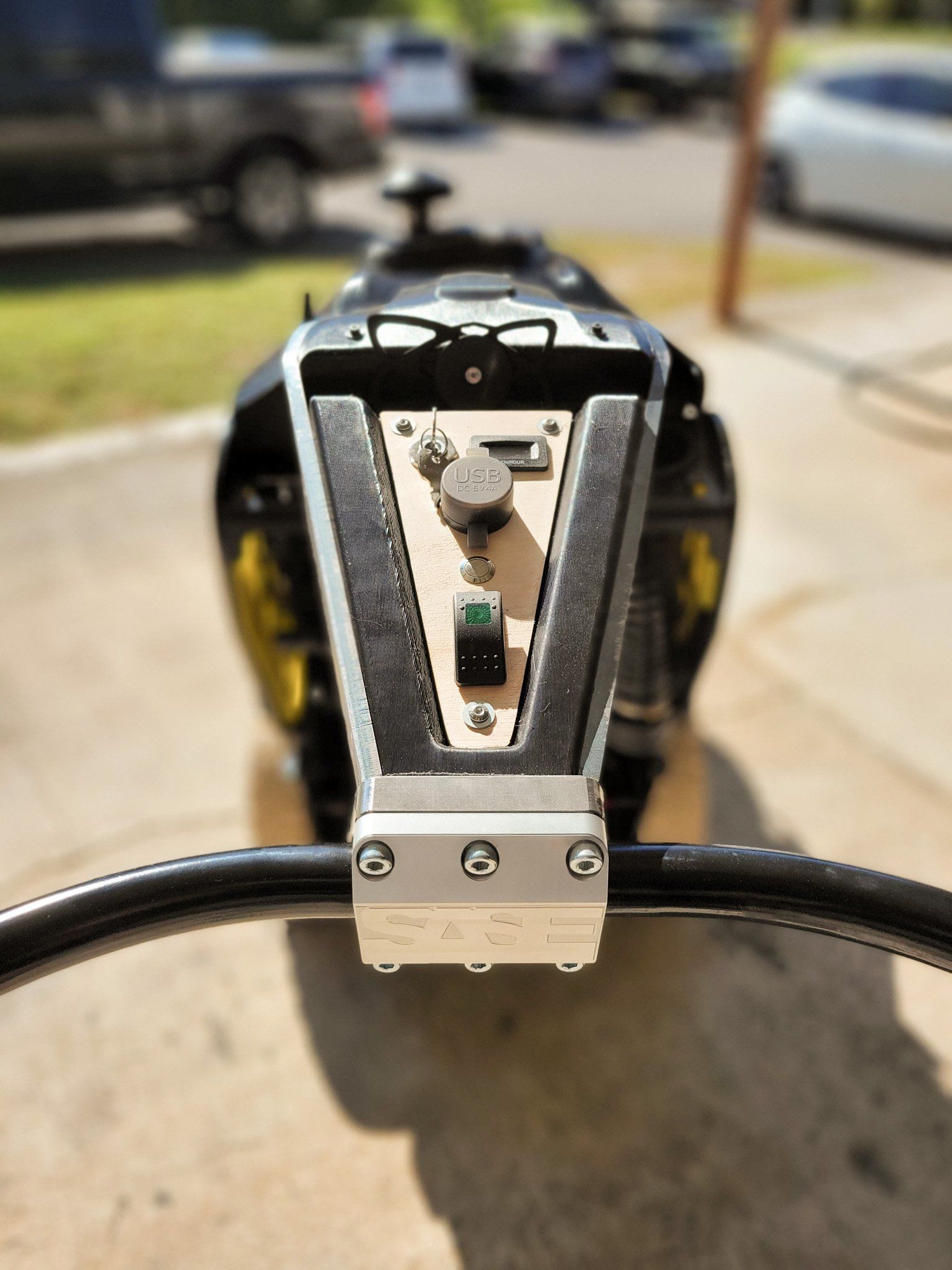 The 8KR’s handlebar and controls, seen from the operator’s spot
